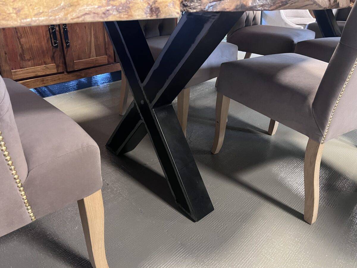 Außergewöhnlicher Massivholztisch