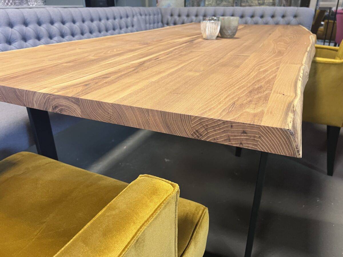 Rubine, Massiver Tisch aus Eichenholz