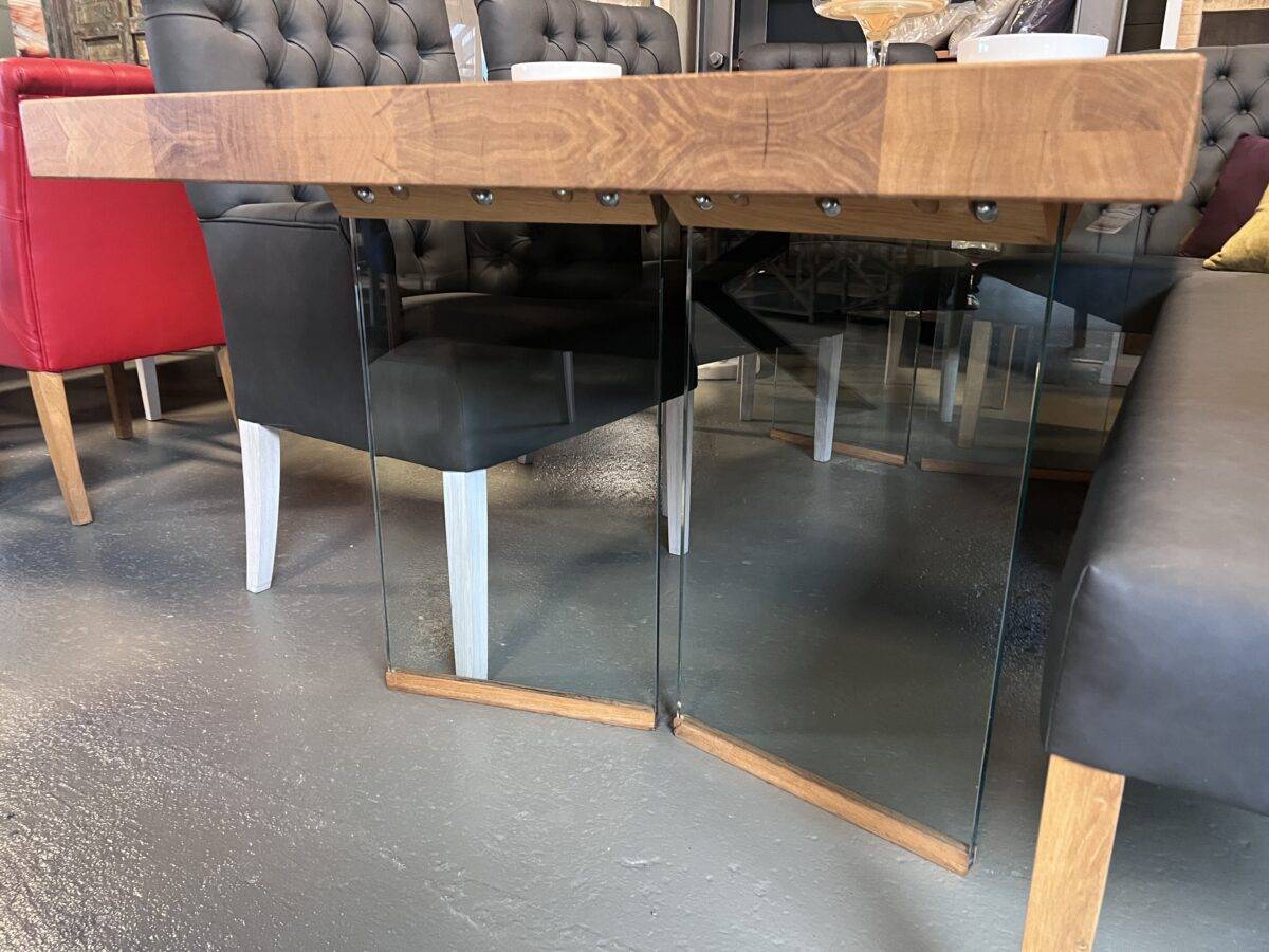 Massiver Eichenholztisch auf Sicherheitsglas