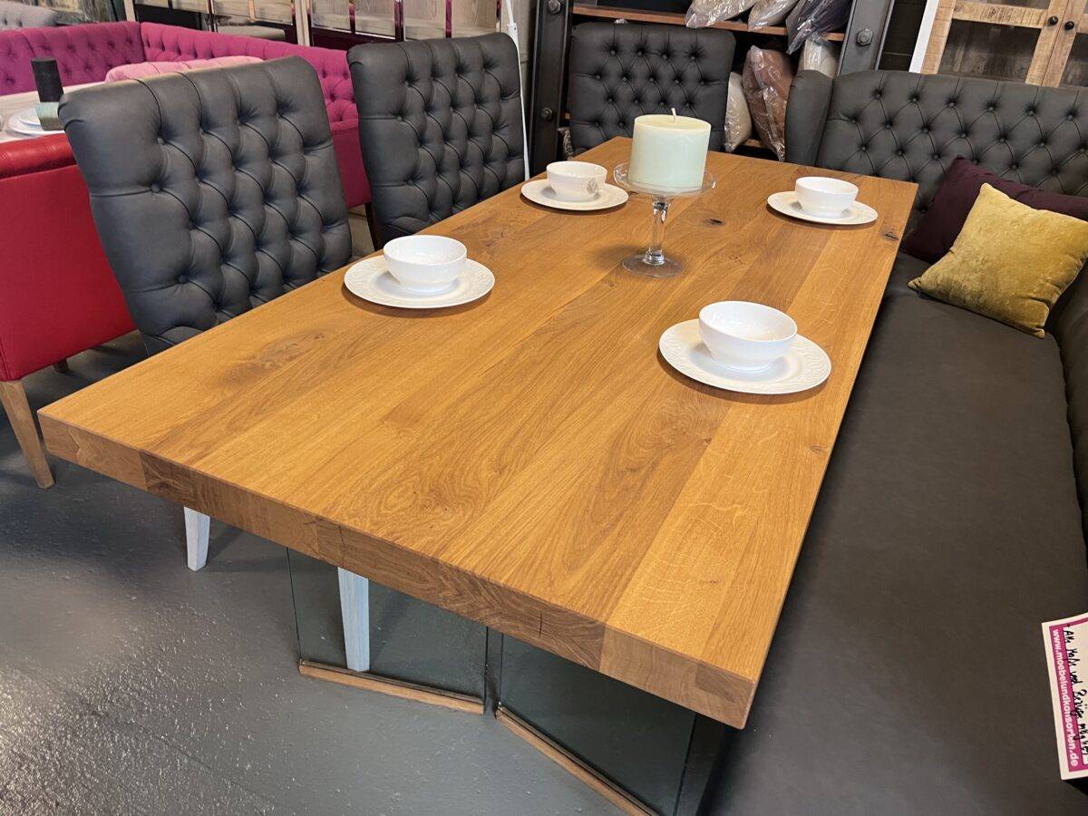 Massiver Eichenholztisch auf Sicherheitsglas