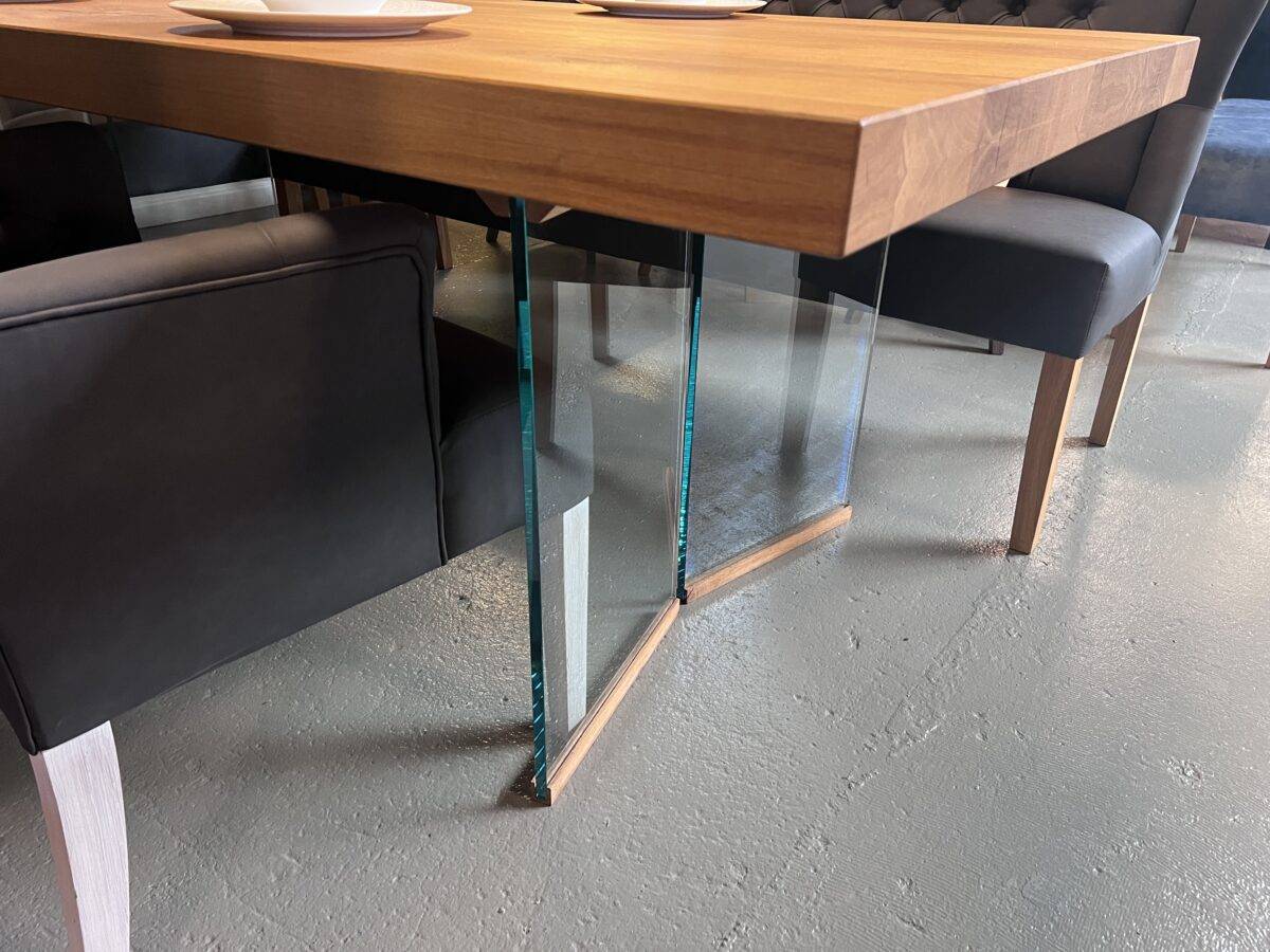 Massiver Eichenholztisch auf Sicherheitsglas