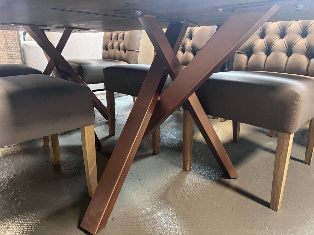 Eleganz in Perfektion – Designer-Tisch