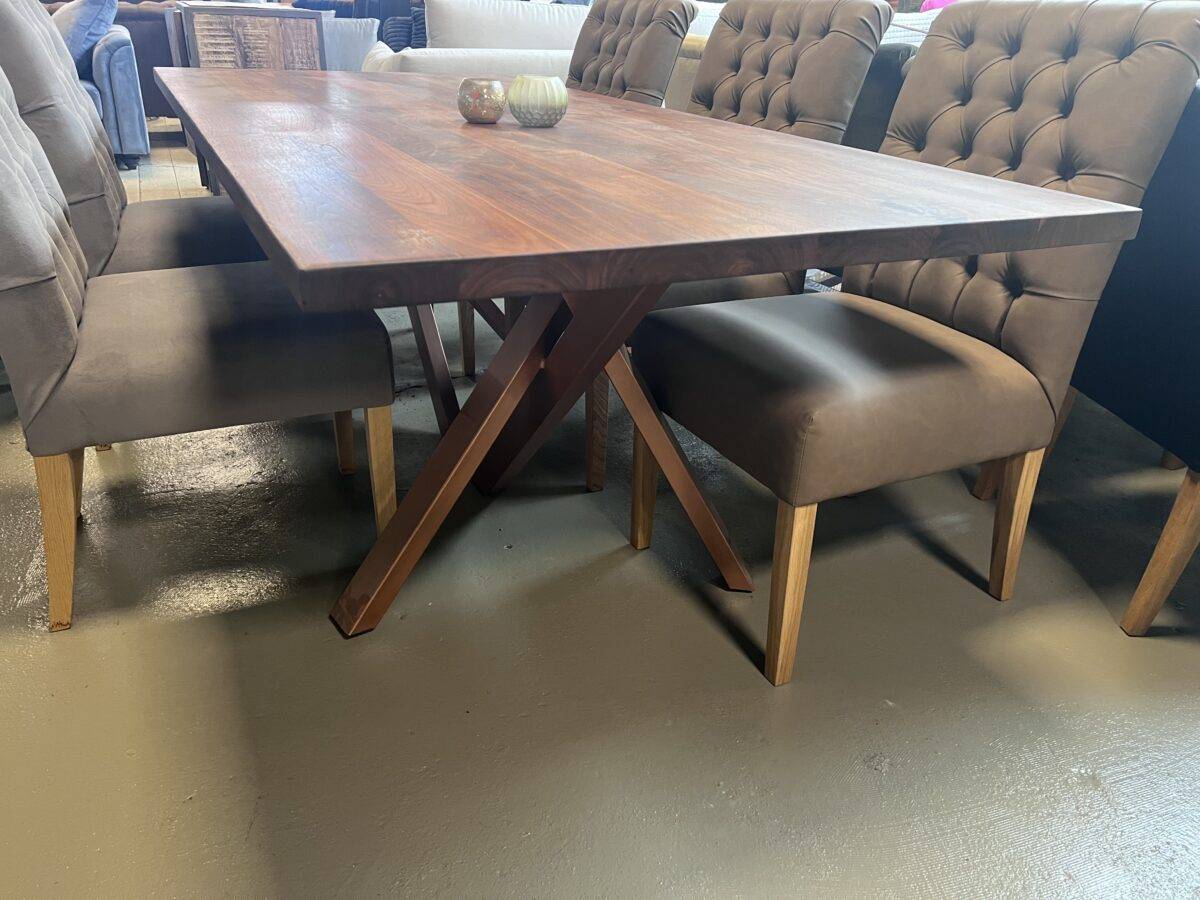 Eleganz in Perfektion – Designer-Tisch