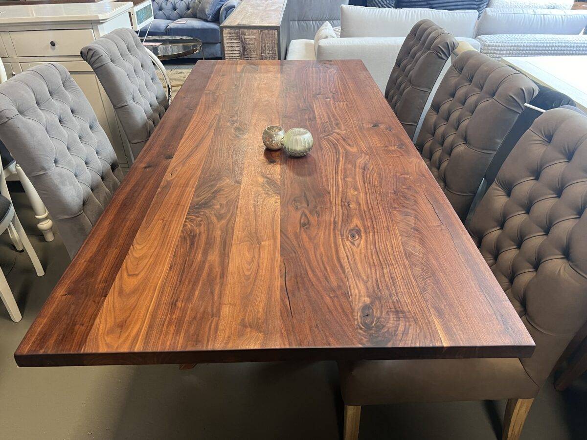 Eleganz in Perfektion – Designer-Tisch