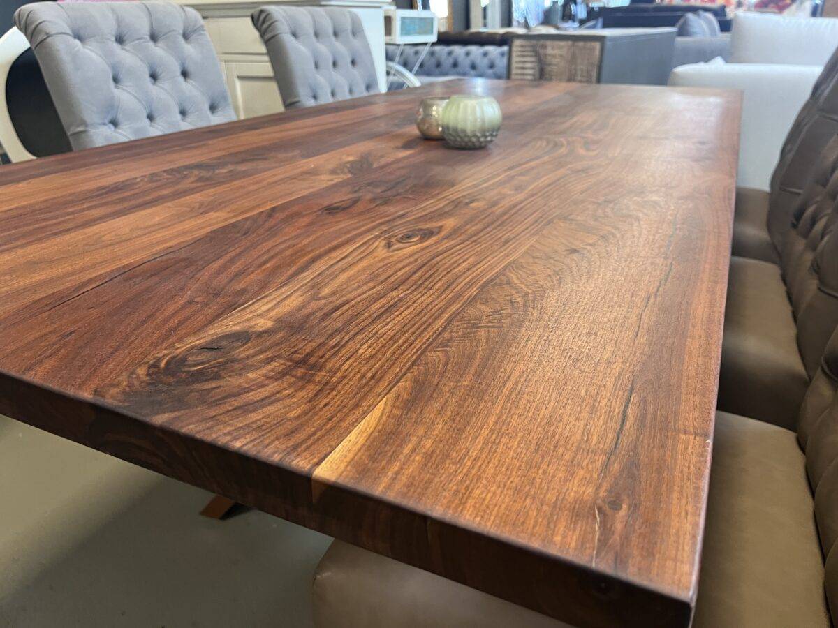 Eleganz in Perfektion – Designer-Tisch