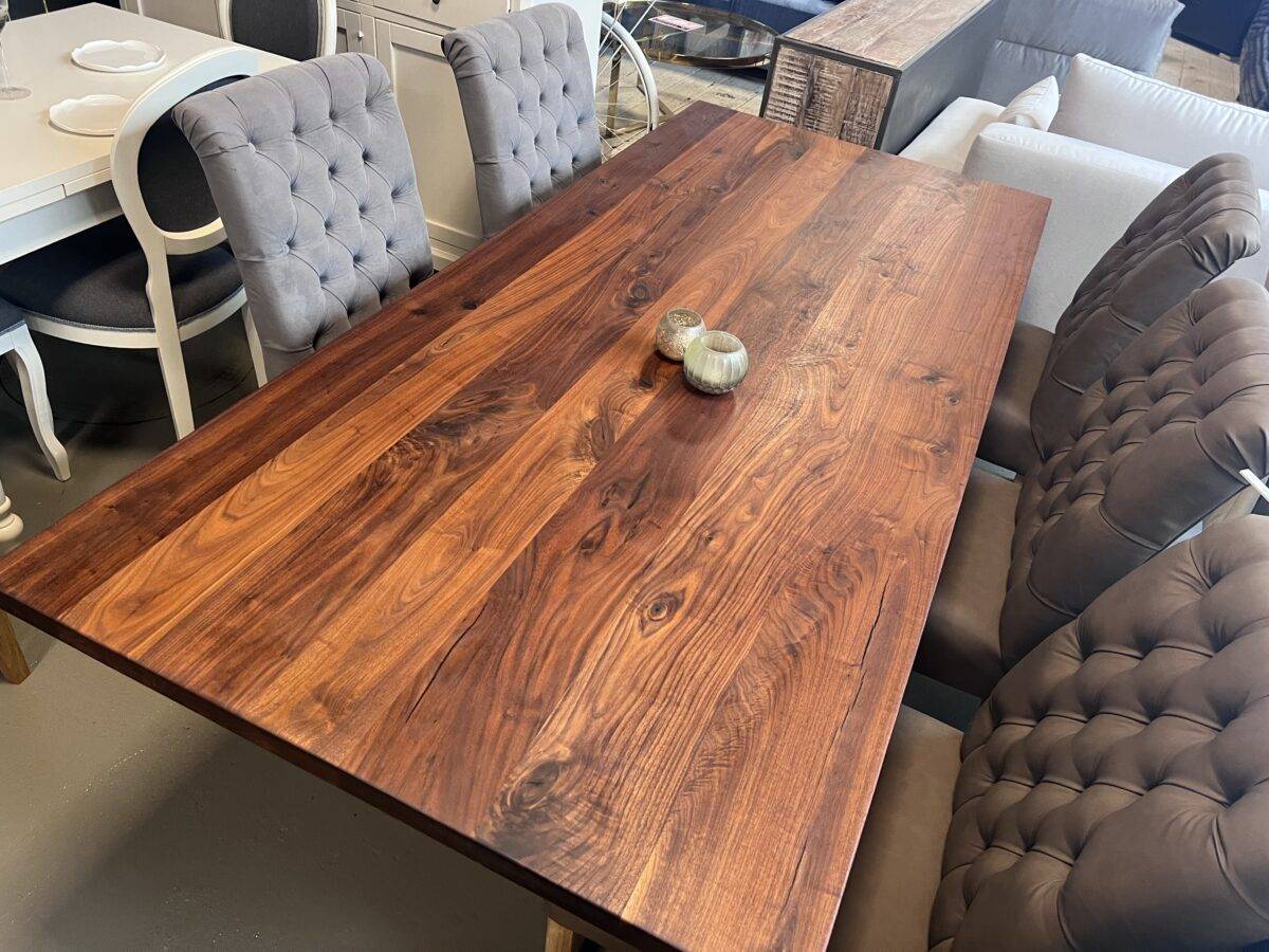 Eleganz in Perfektion – Designer-Tisch