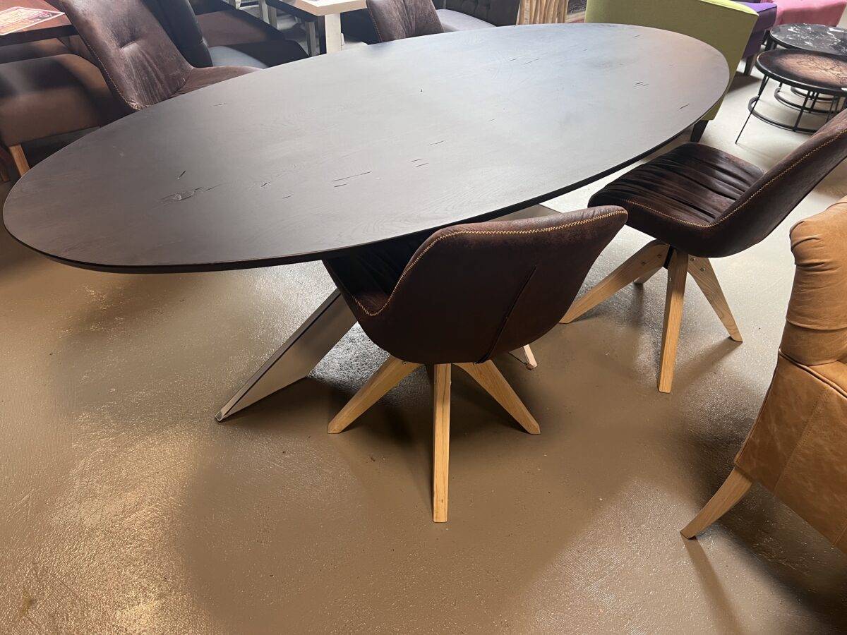 Eleganter Tisch in Bootsform
