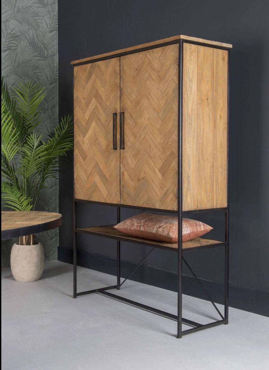 Hochwertiger Schrank im Fischgrät-Design