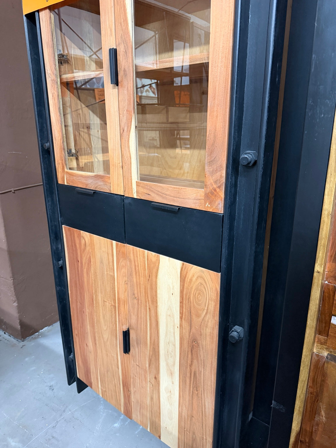 Tolle Vitrine aus Akazienholz