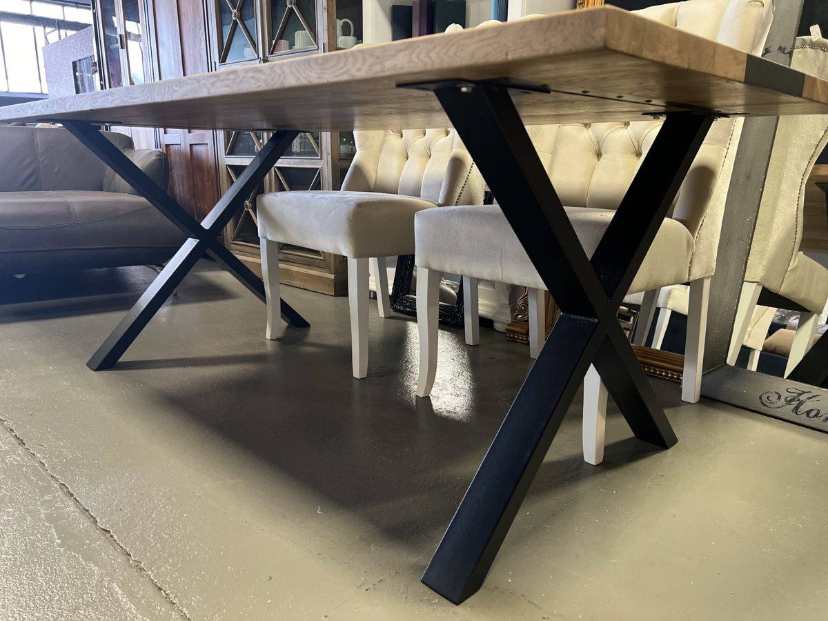 Eiche-Massivholz-Tisch mit Epoxidharz-Akzent!