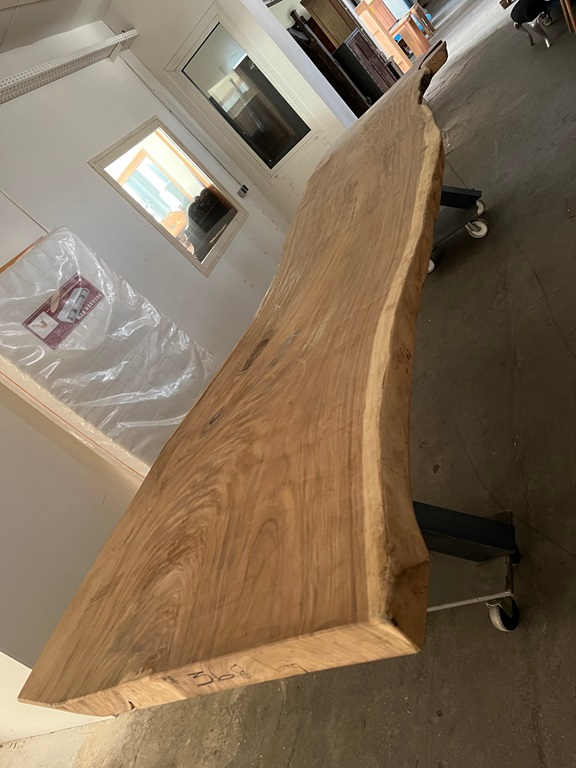 Exclusiver Designtisch aus Baumstamm Suar - echtes Kunsterwerk