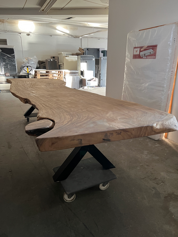 Exclusiver Designtisch aus Baumstamm Suar - echtes Kunsterwerk