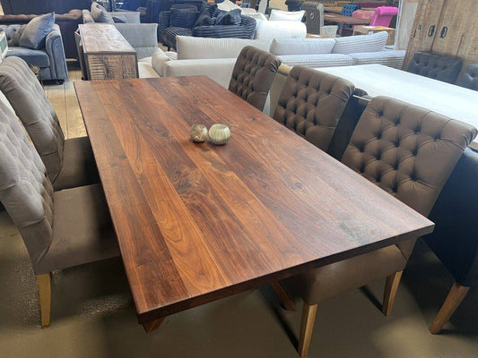 Eleganz in Perfektion – Designer-Tisch