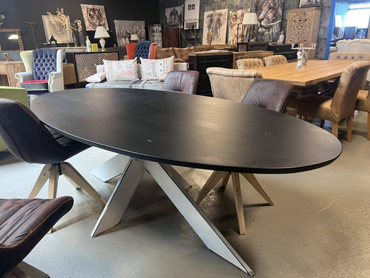 Eleganter Tisch in Bootsform