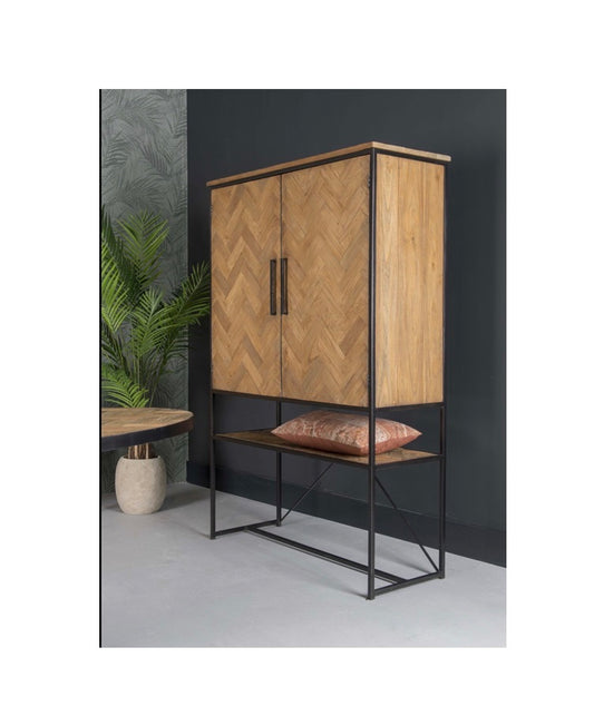 Hochwertiger Schrank im Fischgrät-Design