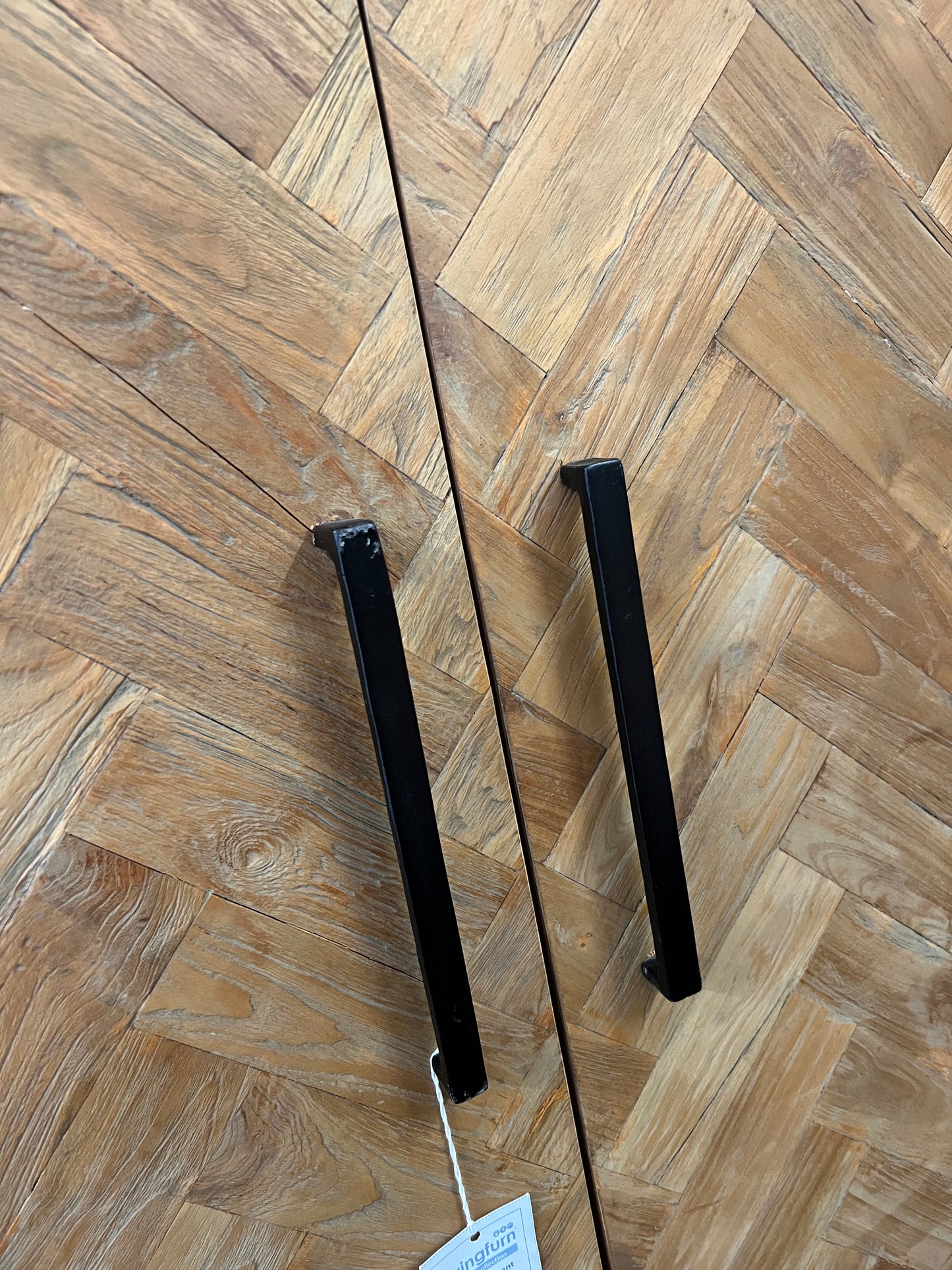 Hochwertiger Schrank im Fischgrät-Design