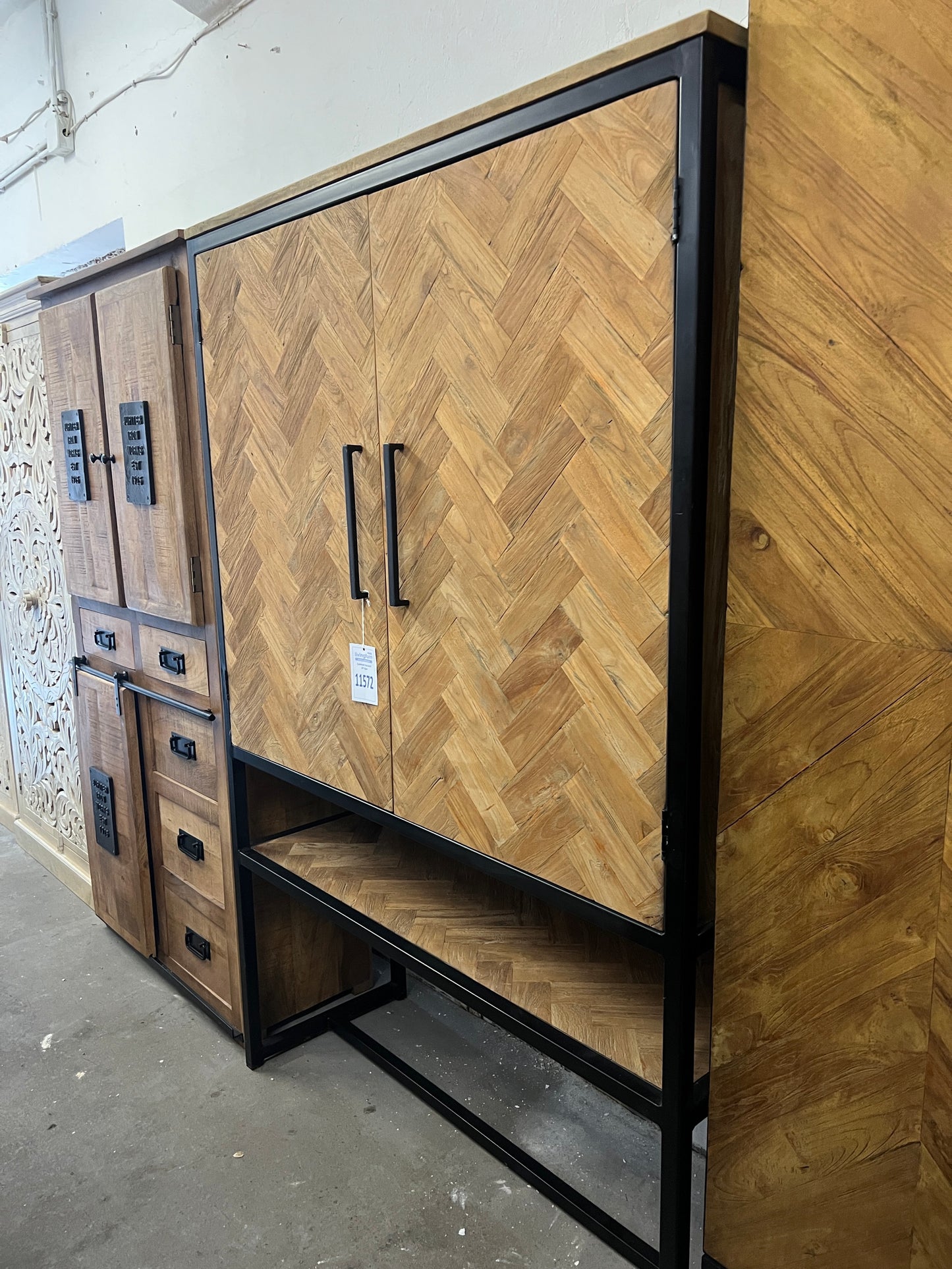 Hochwertiger Schrank im Fischgrät-Design