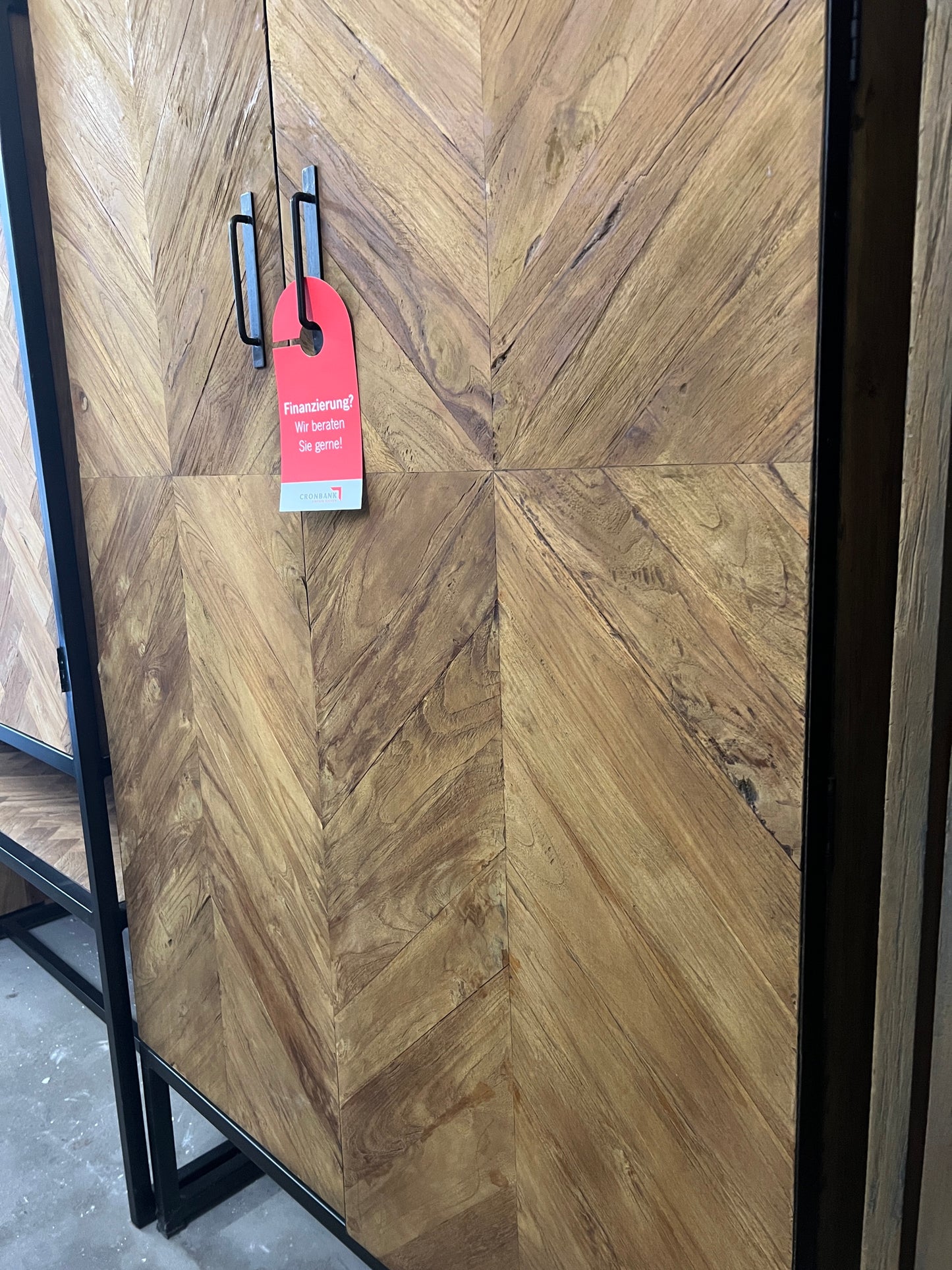 Hochwertiger Dielenschrank im rustikalen Look