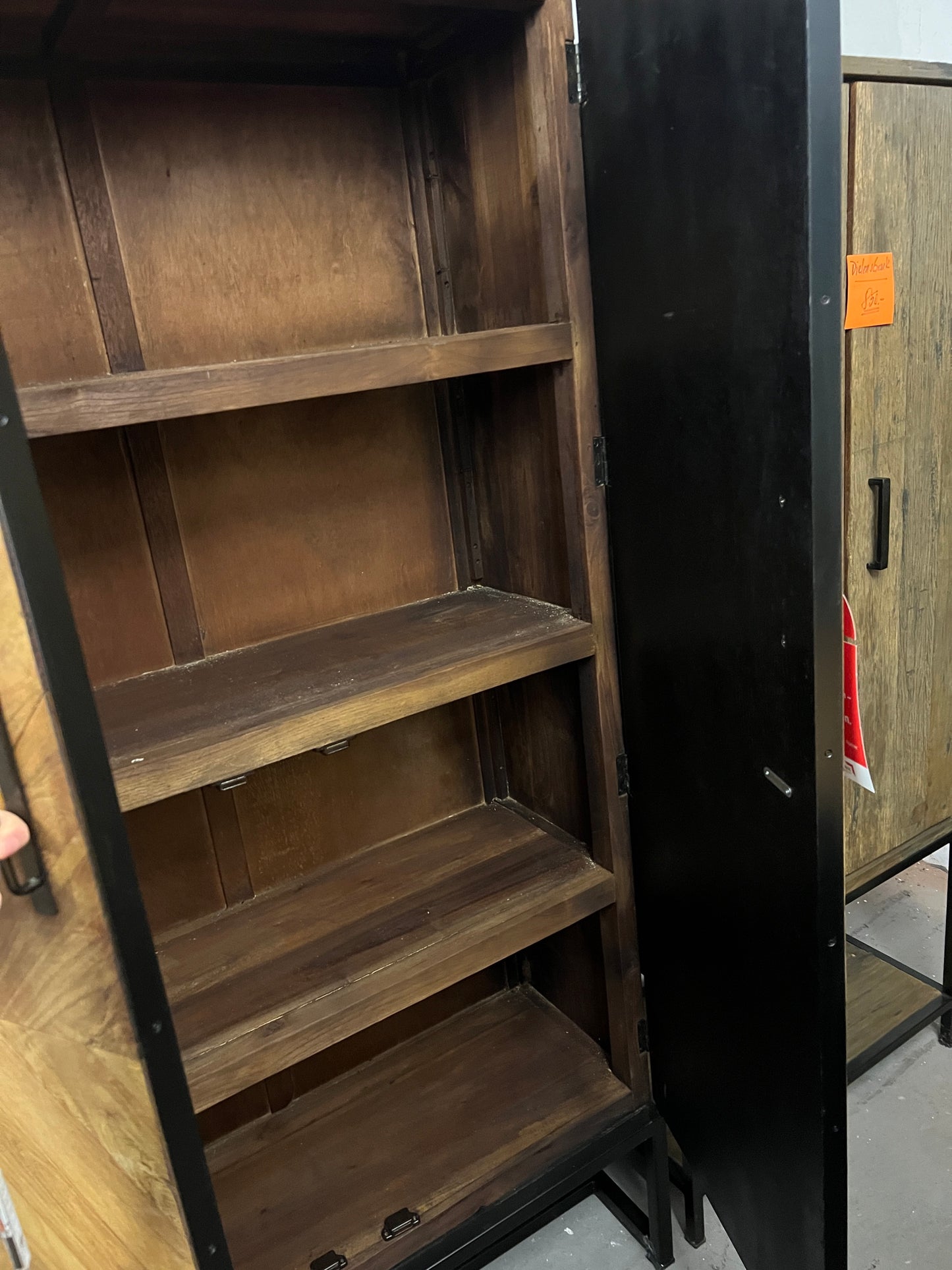 Hochwertiger Dielenschrank im rustikalen Look
