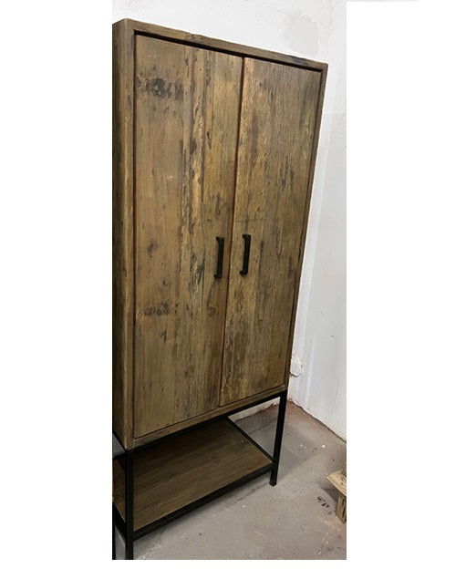 Hochwertiger Dielenschrank im rustikalen Look
