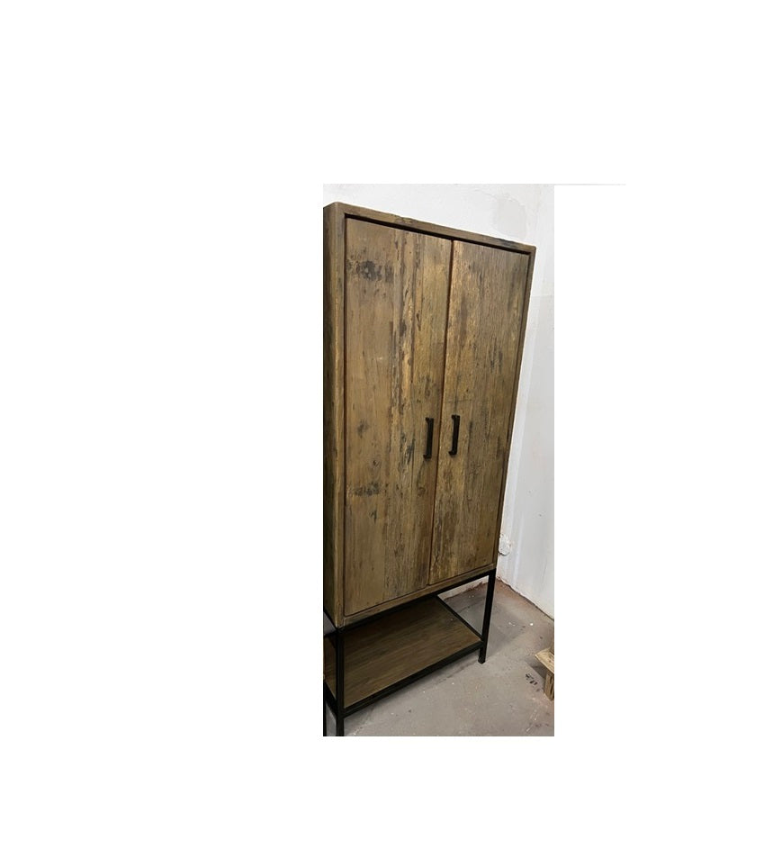 Hochwertiger Dielenschrank im rustikalen Look