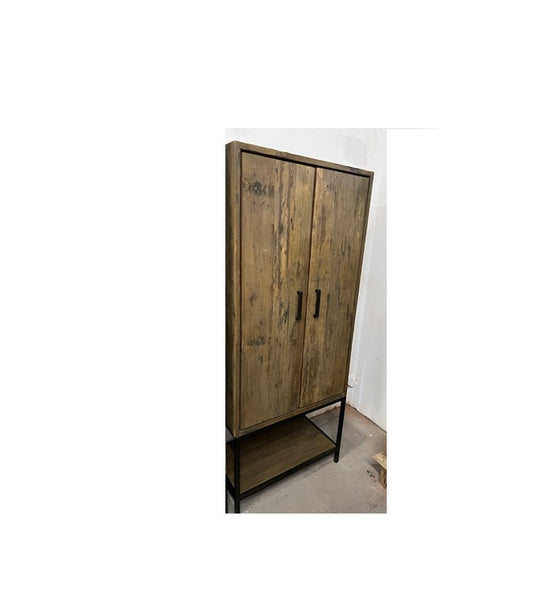Hochwertiger Dielenschrank im rustikalen Look