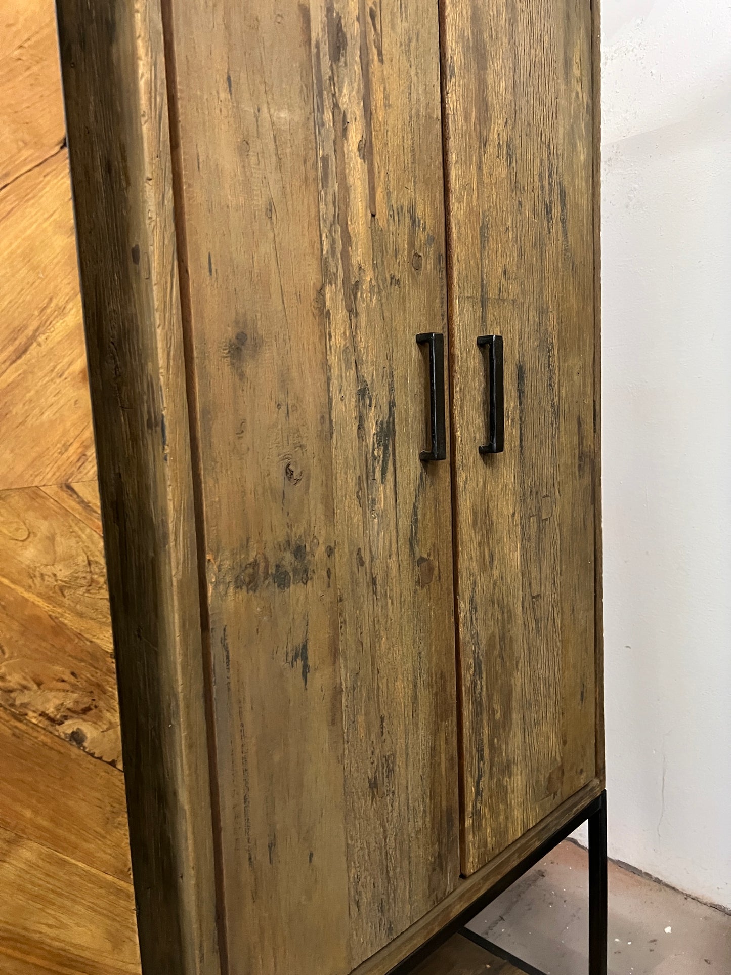 Hochwertiger Dielenschrank im rustikalen Look
