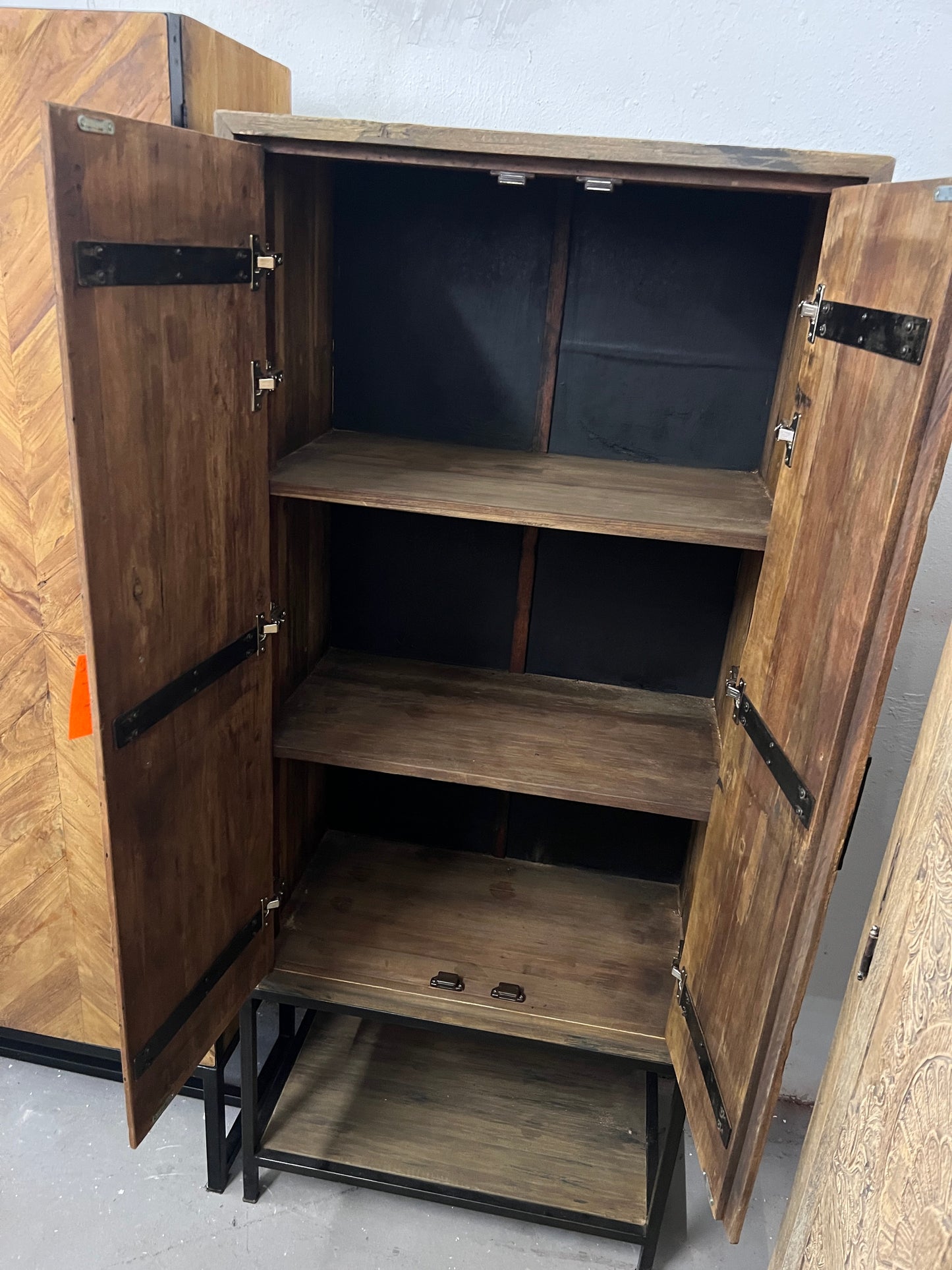 Hochwertiger Dielenschrank im rustikalen Look