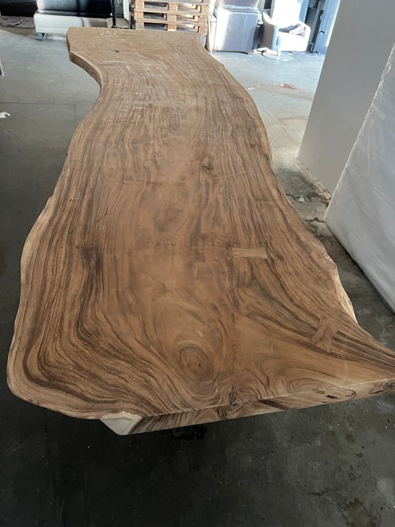 Exclusiver Designtisch aus Baumstamm Suar - echtes Kunsterwerk