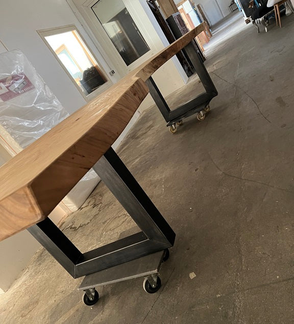 Exclusiver Designtisch aus Baumstamm Suar - echtes Kunsterwerk