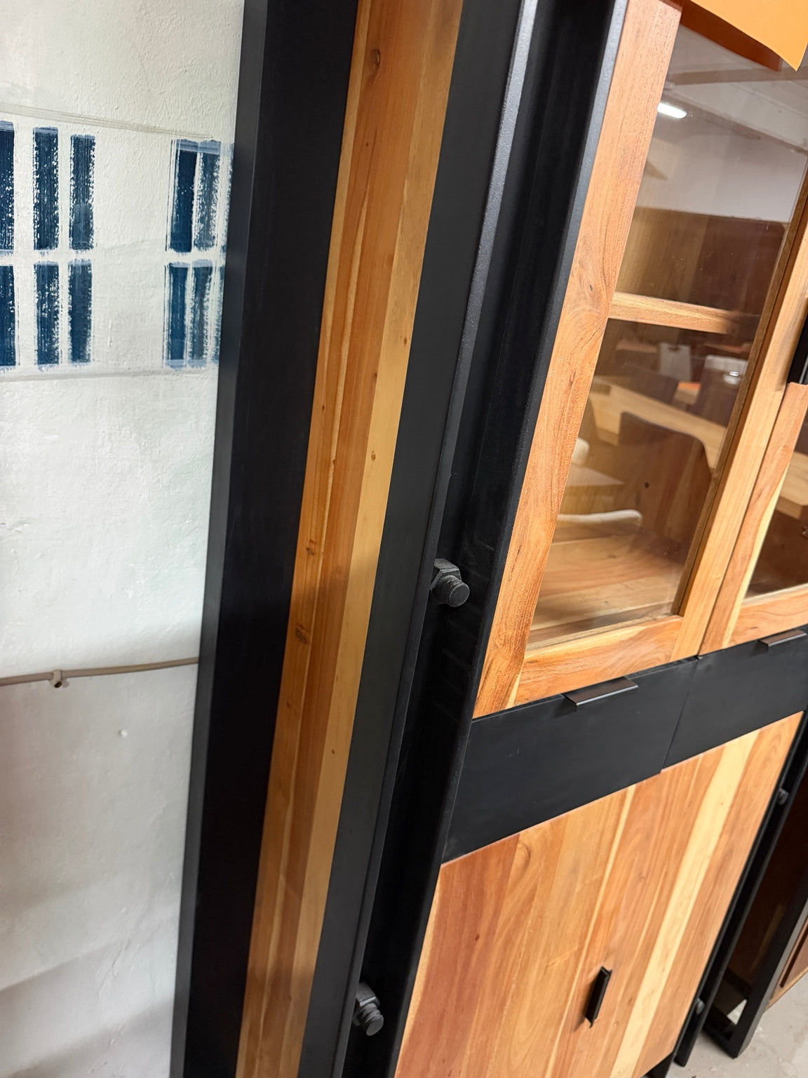 Tolle Vitrine aus Akazienholz