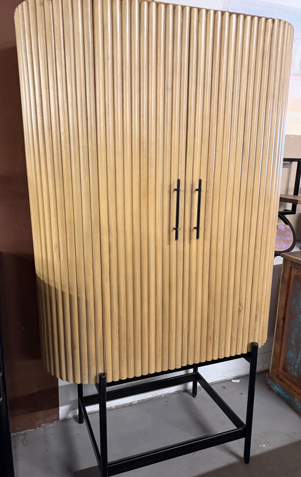 Sit Möbel Schrank aus massivem Mangoholz – moderner Lamellen-Look