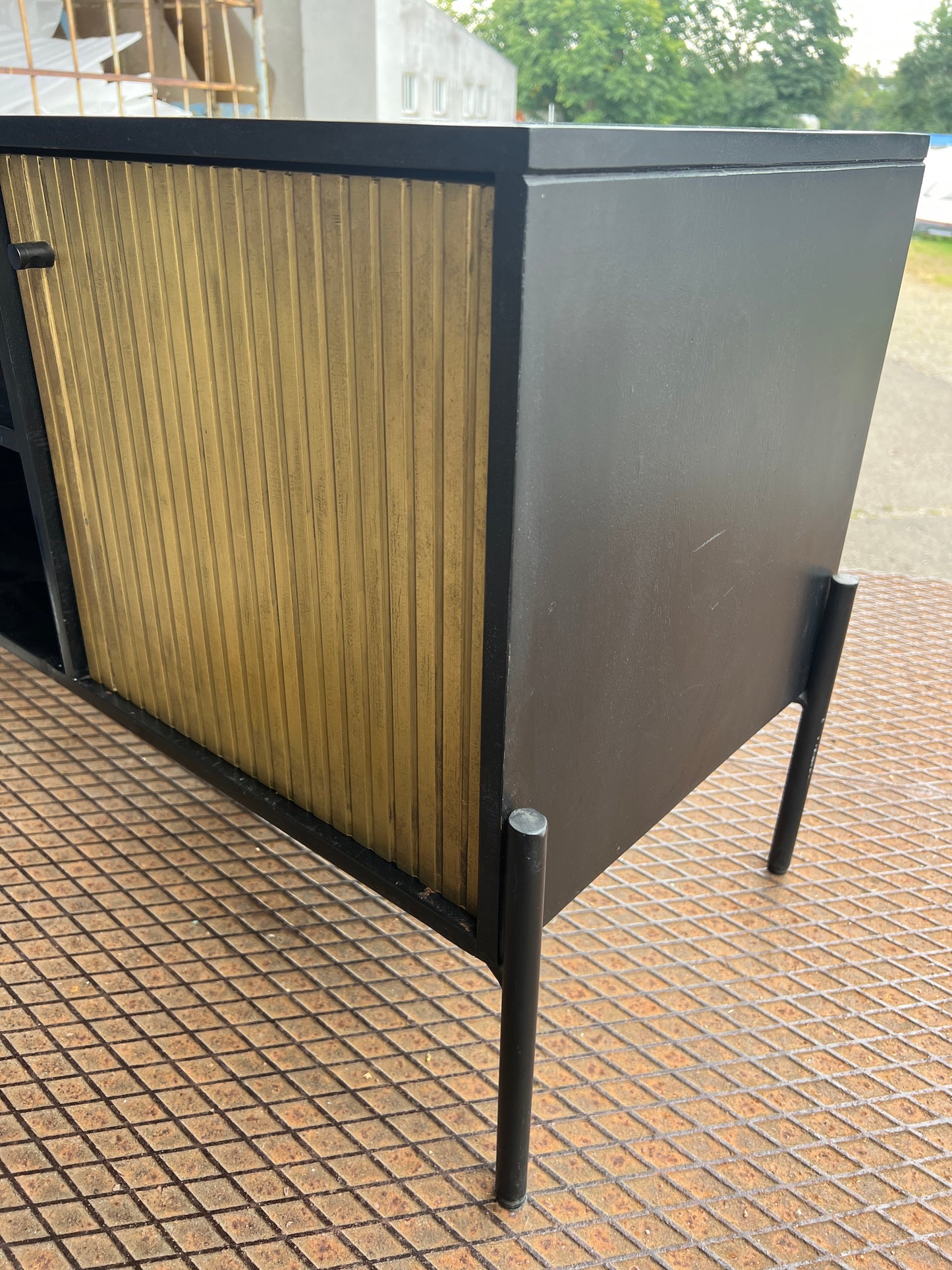 EINMALIGES Tv - Lowboard 130cm aus Holz - Schwarz mit goldener Oberfläche