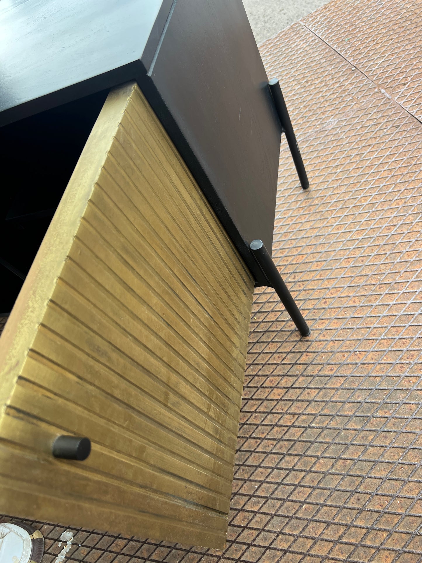 EINMALIGES Tv - Lowboard 130cm aus Holz - Schwarz mit goldener Oberfläche