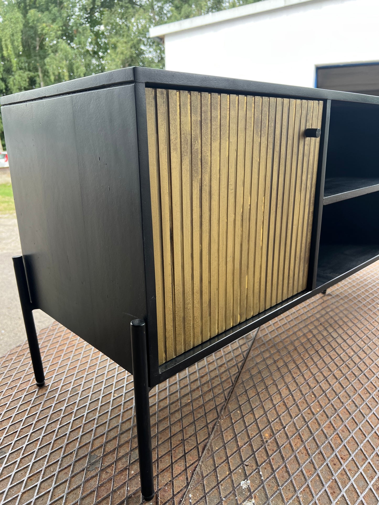 EINMALIGES Tv - Lowboard 130cm aus Holz - Schwarz mit goldener Oberfläche