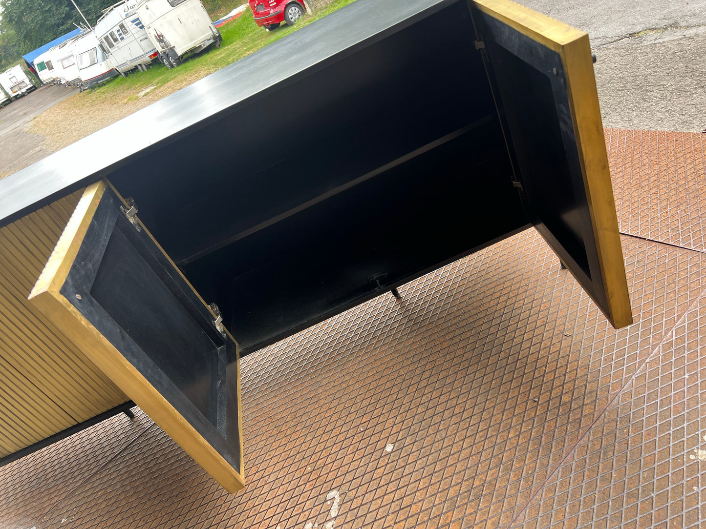 EINMALIGES Sideboard 4-türig 180 cm aus Holz - Schwarz mit goldener Oberfläche