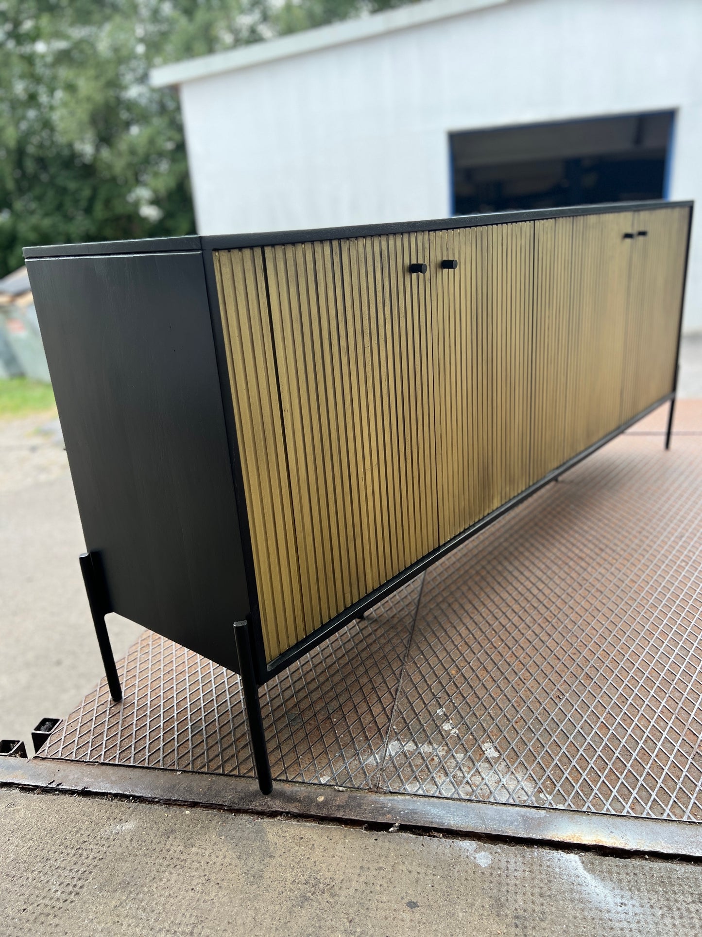 EINMALIGES Sideboard 4-türig 180 cm aus Holz - Schwarz mit goldener Oberfläche
