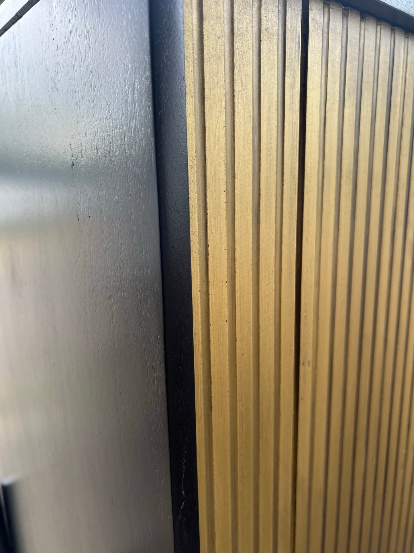 EINMALIGES Sideboard 4-türig 180 cm aus Holz - Schwarz mit goldener Oberfläche