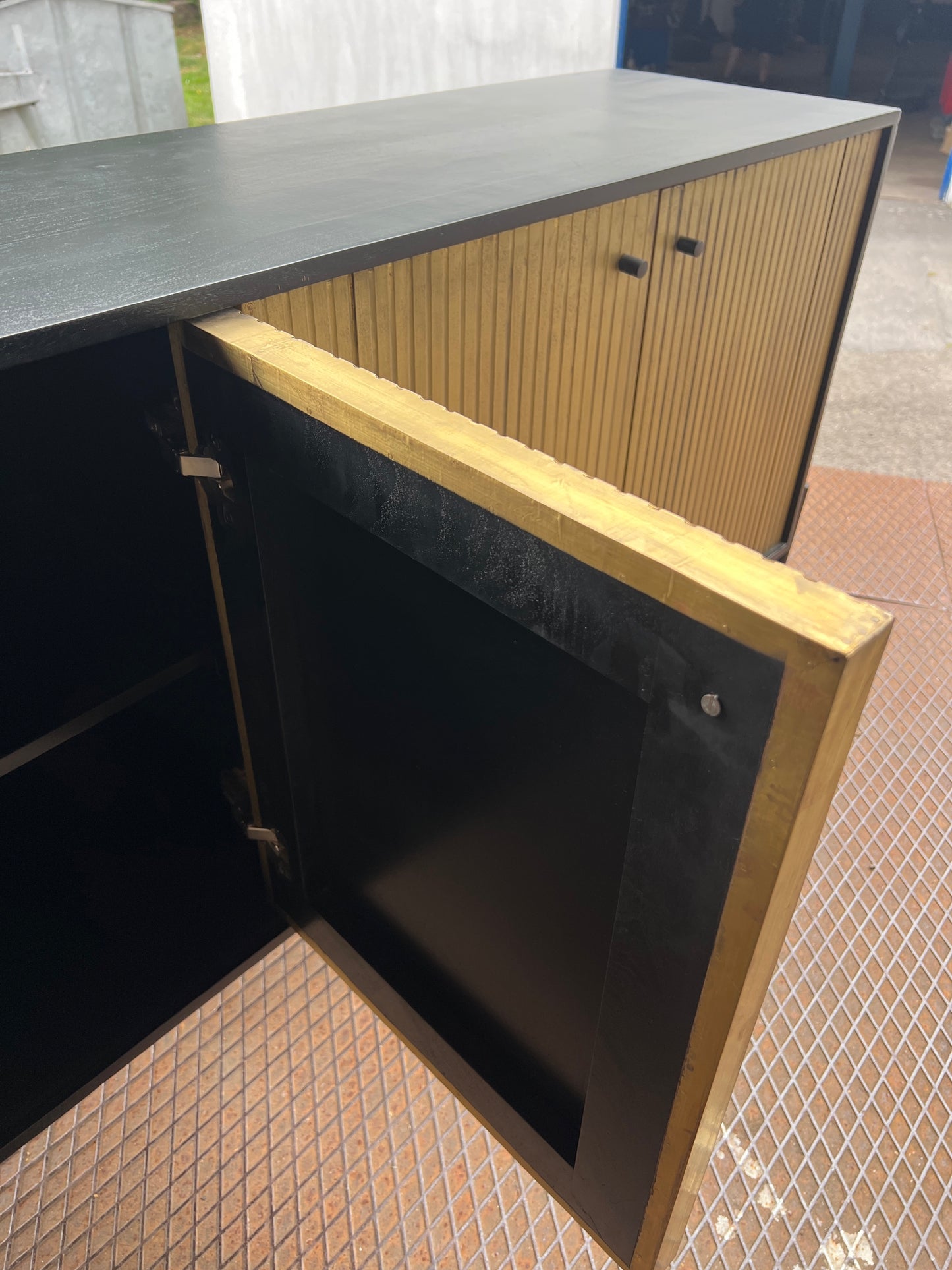 EINMALIGES Sideboard 4-türig 180 cm aus Holz - Schwarz mit goldener Oberfläche