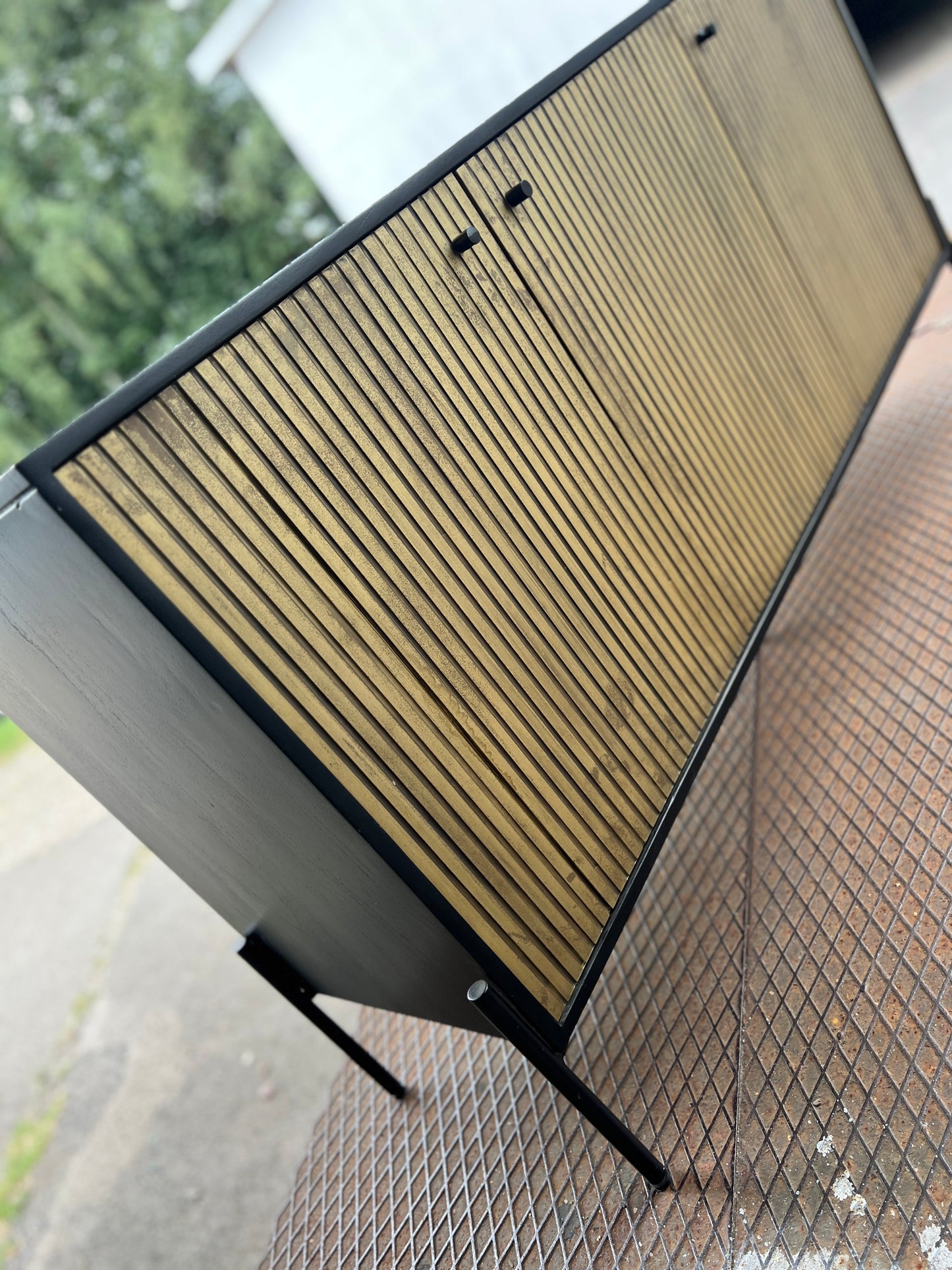 EINMALIGES Sideboard 3-türig 145 cm aus Holz - Schwarz mit goldener Oberfläche