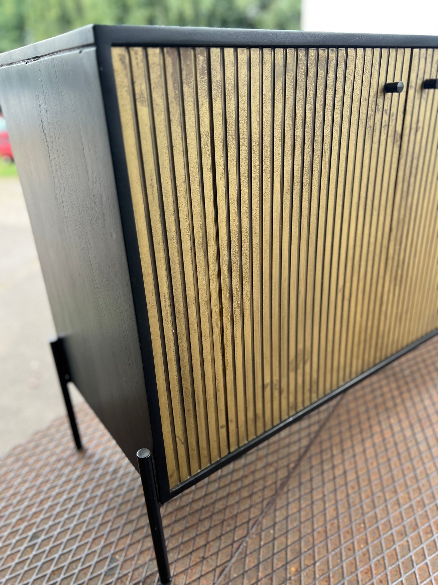 EINMALIGES Sideboard 3-türig 145 cm aus Holz - Schwarz mit goldener Oberfläche