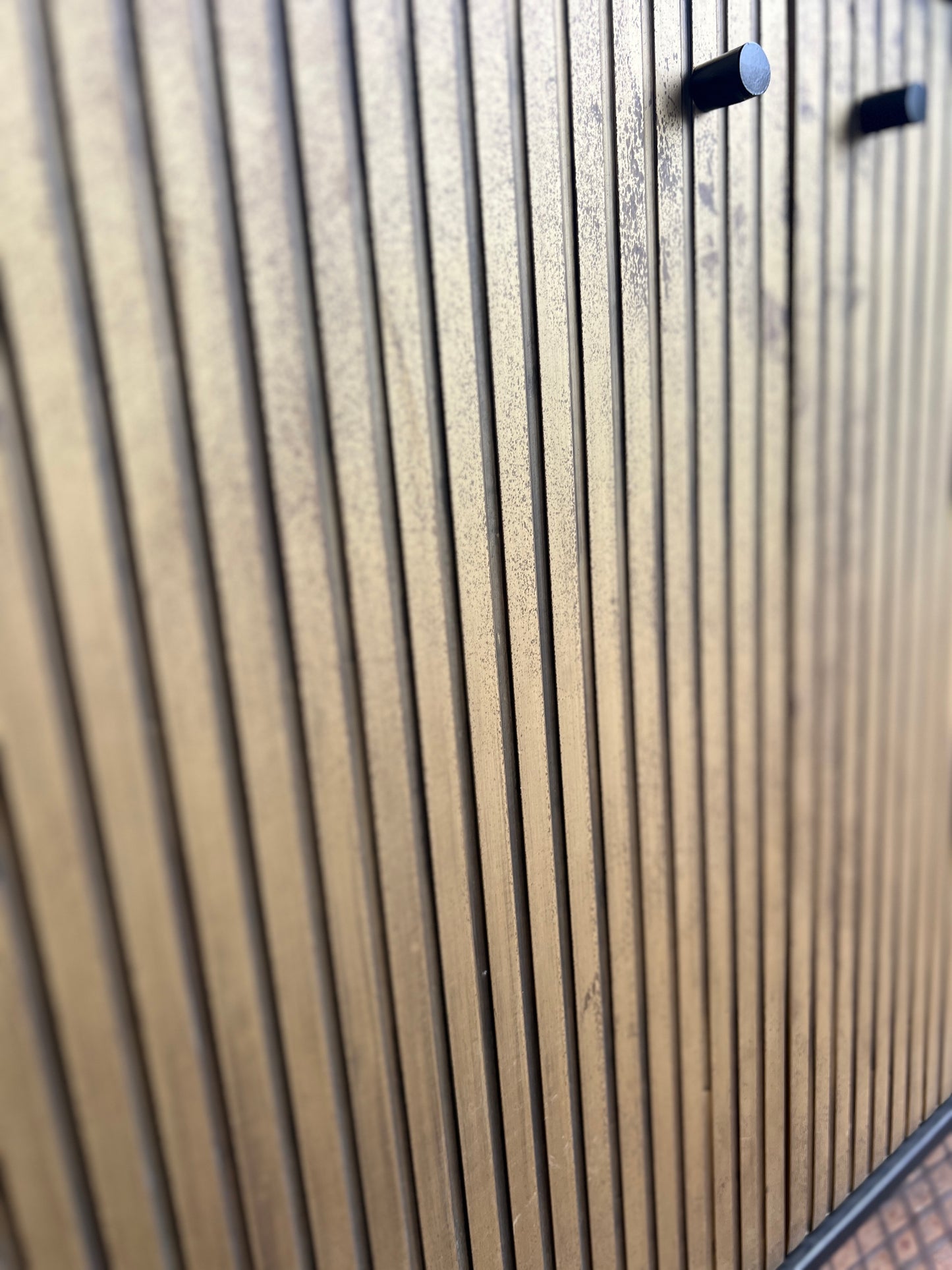 EINMALIGES Sideboard 3-türig 145 cm aus Holz - Schwarz mit goldener Oberfläche