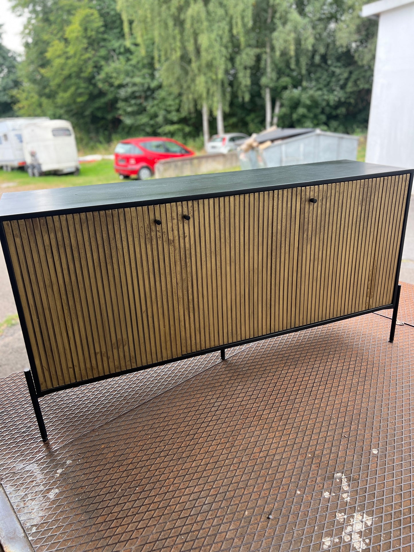 EINMALIGES Sideboard 3-türig 145 cm aus Holz - Schwarz mit goldener Oberfläche