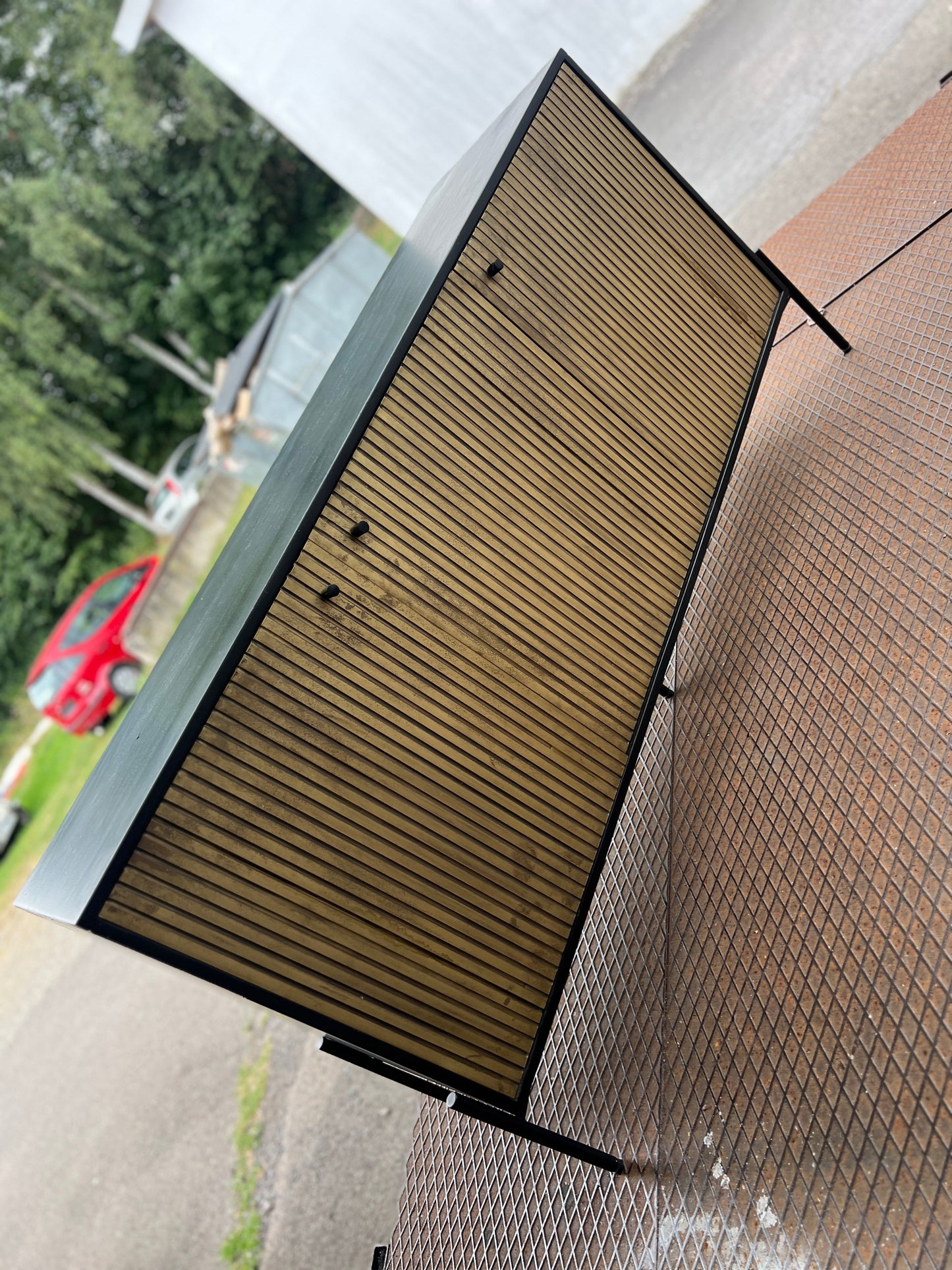 EINMALIGES Sideboard 3-türig 145 cm aus Holz - Schwarz mit goldener Oberfläche
