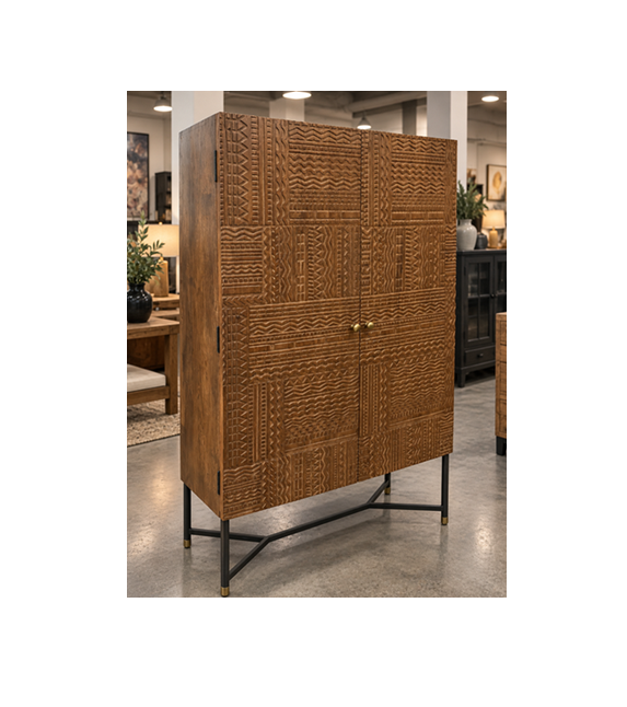 Exklusives Highboard mit aufwendig verzierter Front